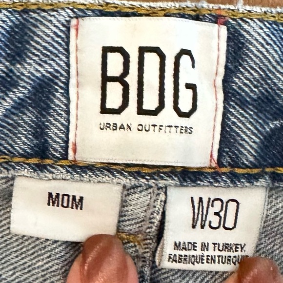 Women’s Urban Outfitters BDG Mom High-Waist Jeans Distressed Size 30 - Picture 9 of 9
